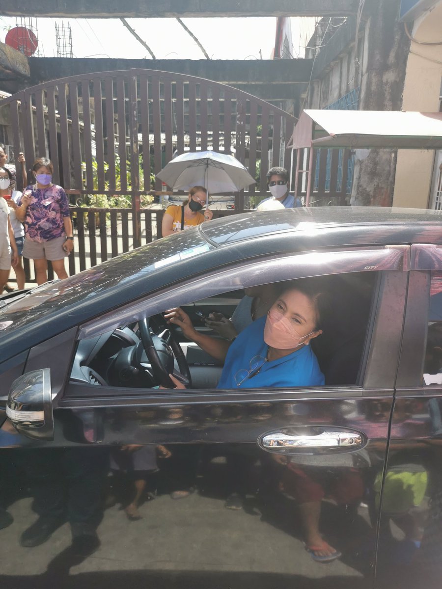 VancouverEye's tweet photo. Si Leni walang driver, si Boy Croco may pilot. https://t.co/OtziOM4I1b