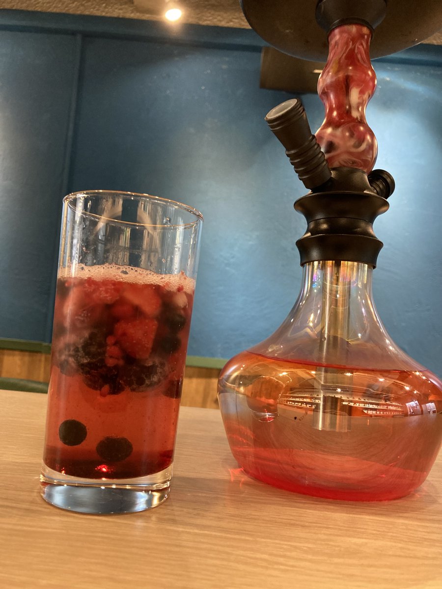 writer_shisha's tweet photo. ゴールデンウィーク中はたくさんのご来店ありがとうございました。長めのプレオープンが終了して、いまこの瞬間からグランドオープンです。グランドオープンからは生フルーツのドリンクと、シーシャのベースオプションが解禁になるくらいで大幅な変更はありません。とりあえず、シーシャ吸いにおいで。 https://t.co/8bcHrnWl0h