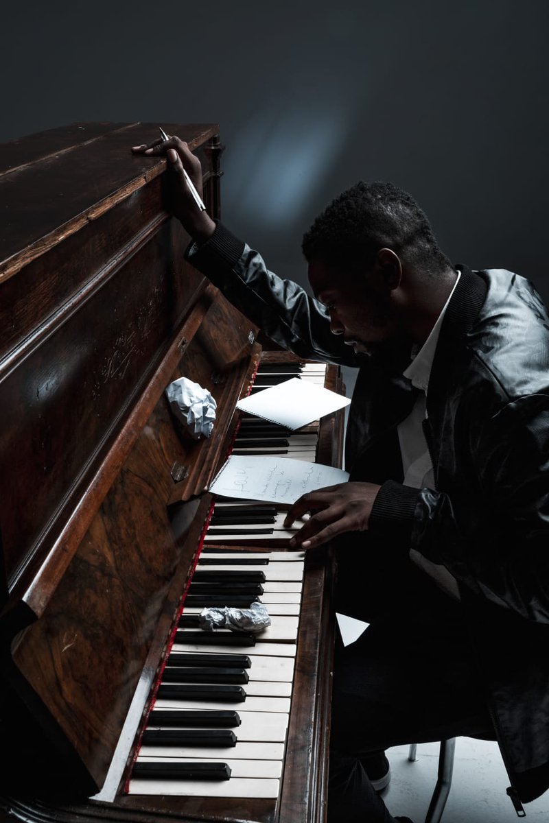 SkilloWorldwide's tweet photo. There's enough keys on a piano for all of us to shine on🎹🖋📖
#WritersblockCorner#Artof16bars#Songwritting#Masterclasses#Visionboard#Concepts#Hitsvsclassics
Dv8records_Live🎙
AudioFresh OUT NOW🎧
https://t.co/TjhsV2MNLB https://t.co/L421Qbe1Cg