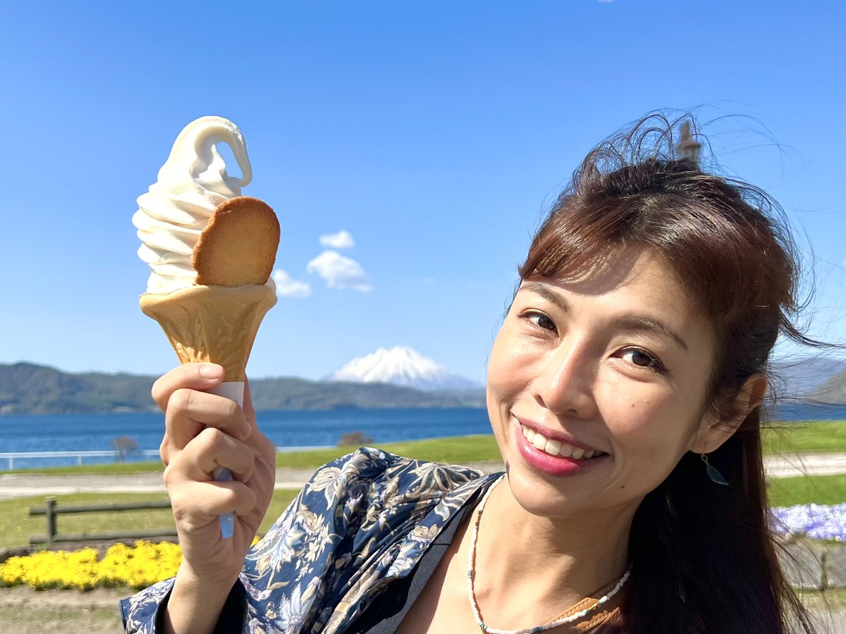 naoko225kubonai's tweet photo. 5月9日はアイスクリームの日😊
今日はわかさいも本舗洞爺湖本店に
インフルエンサーのチージーさん
ご来店💖💖💖
洞爺湖本店のおススメ
堪能していただきました⤴︎✨
#じゃがッキーソフト
#揚げたていもてん
#ほたておこわ御膳
#手湯
#仙堂庵
#洞爺湖
#laketoya
#cheesie https://t.co/kJg7jRnX9n