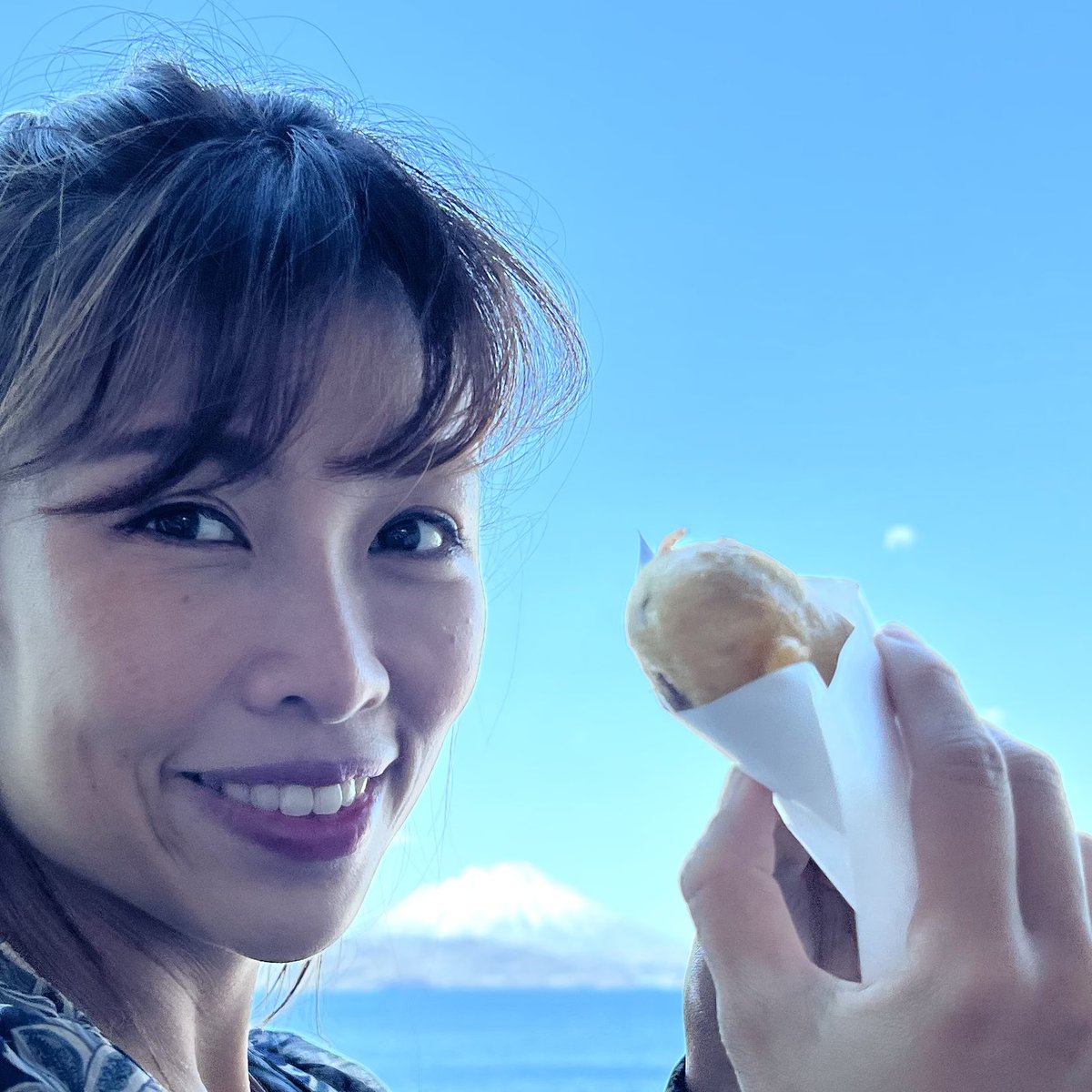 naoko225kubonai's tweet photo. 5月9日はアイスクリームの日😊
今日はわかさいも本舗洞爺湖本店に
インフルエンサーのチージーさん
ご来店💖💖💖
洞爺湖本店のおススメ
堪能していただきました⤴︎✨
#じゃがッキーソフト
#揚げたていもてん
#ほたておこわ御膳
#手湯
#仙堂庵
#洞爺湖
#laketoya
#cheesie https://t.co/kJg7jRnX9n
