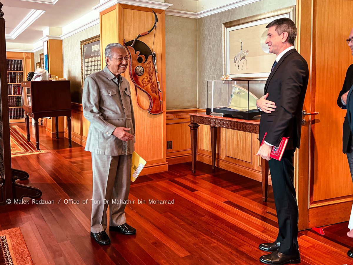 chedetofficial's tweet photo. Received a courtesy call from HE Irfan Davudov, Ambassador of the Republic of Azerbaijan to Malaysia this morning in Putrajaya. 

We discussed on a wide variety of topics including business, tourism and cultural cooperation between two Malaysian and Azerbaijan. https://t.co/cqHV7wT47d