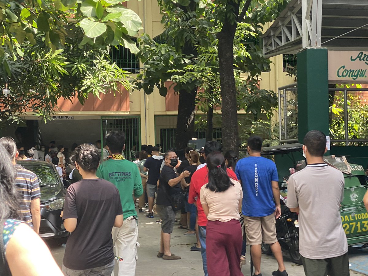 shaeka_dakom's tweet photo. #PasyaNgPasayCity2022 | Sitwasyon ngayong hapon sa A. Bonifacio Elementary School (ABES), Pasay City. 

Patuloy pa rin ang pagdagsa ng mga botante at ang ilan sa mga ito ay kanina pa raw nakapila. https://t.co/y5oPl7pjwe