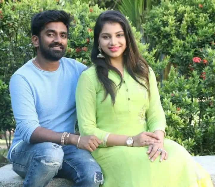 kayaldevaraj's tweet photo. #Deekshitha

May 9th, Music Director Dharan Kumar's Wife Actress Deekshitha Birthday. 

( #KeralaNattilamPengaludane 
#ThirumanamEnumNikkah #Aagam #Nagarvalam )

#HappyBirthdayDeekshitha 
#HBDDeekshitha

@DeekshithaM @dharankumar_c https://t.co/yFD1I1DDvI