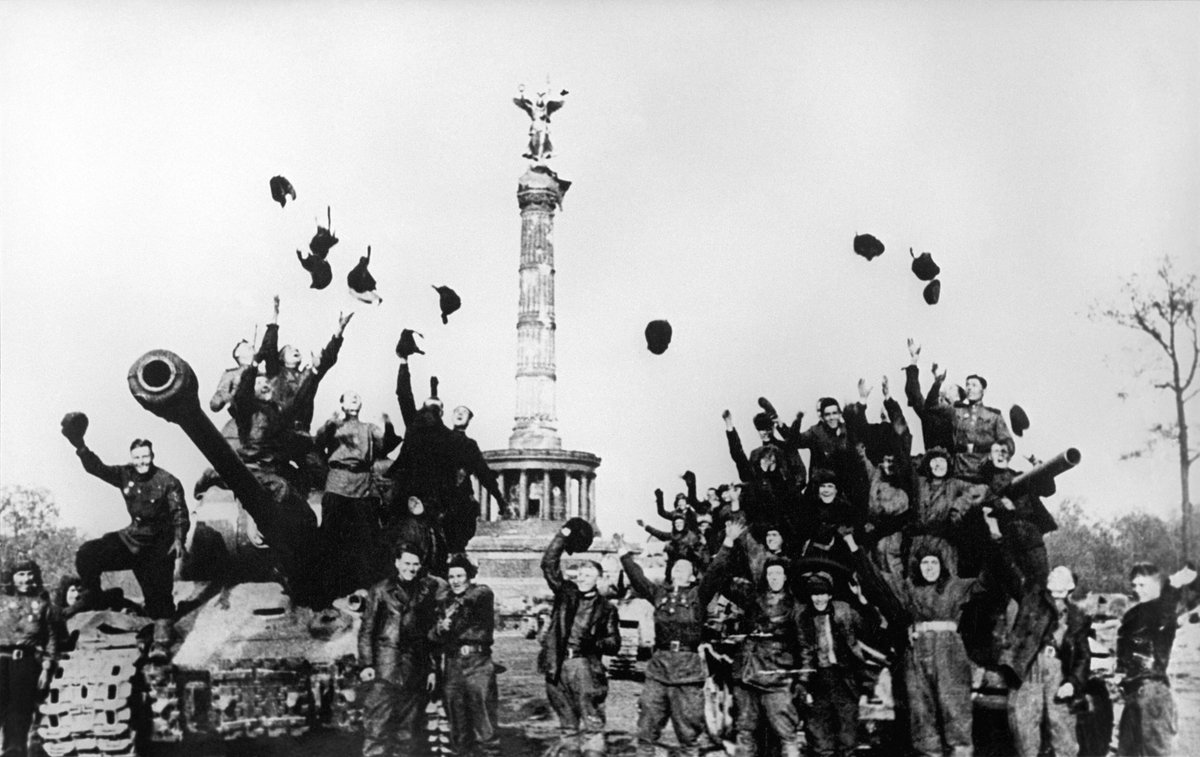 PicturesUssr's tweet photo. Soviet soldiers celebrate the end of the war in front of the Victory Column (Siegessäule), May 1945 https://t.co/tgGx3TaBdu