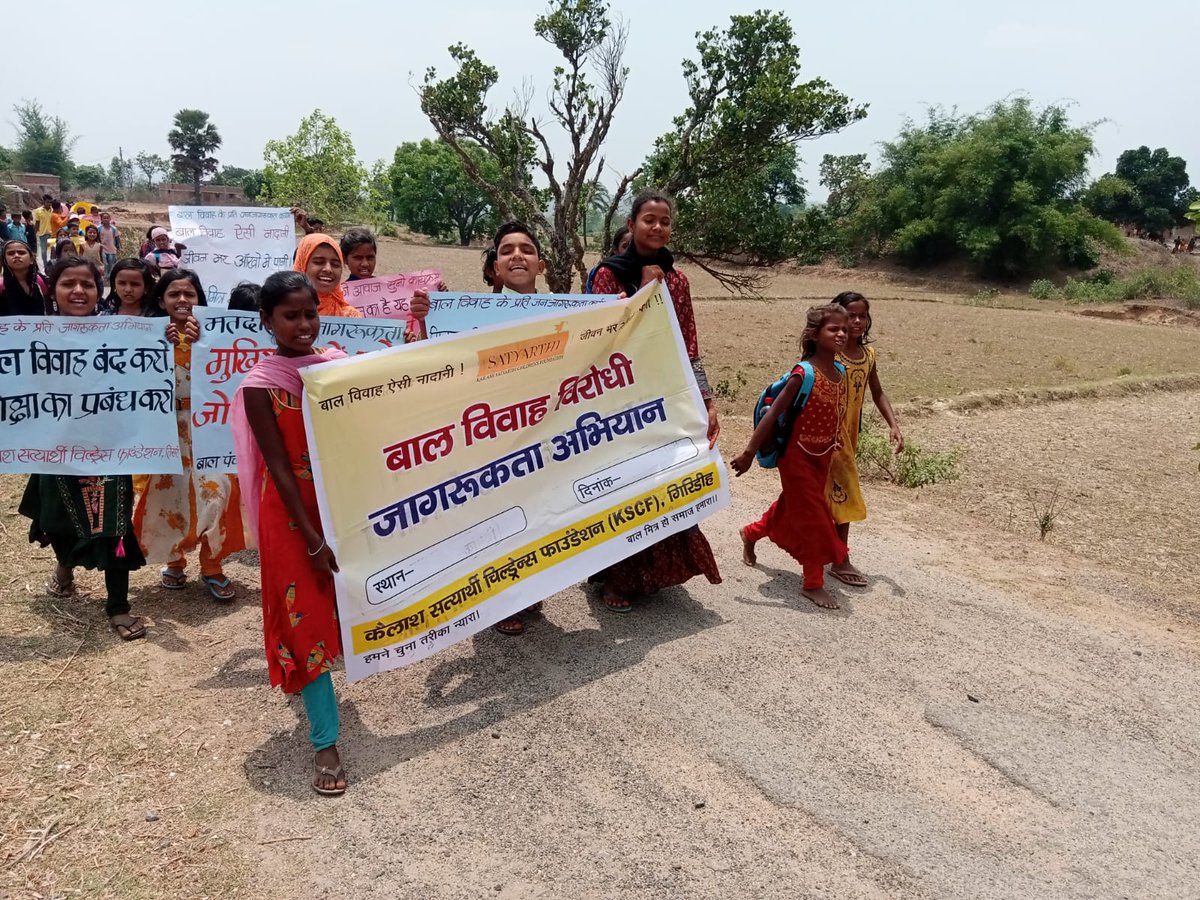 OmprakashCAMP's tweet photo. @k_satyarthi सामाजिक बुराई #childmarriage पर रोक लगाने क़े लिए जन अभियान क़े नए केंद्र बन रहे हैं बाल मित्र ग्राम जहाँ -
• युवा संकल्प कर रहे कि"वो किसी नाबालिग से शादि नहीं करेंगे".
• बाल विवाह की शिकार बनचुकी महिलाएं संकल्प कर रही हैं कि"वे अपने बच्चों क��े साथ यह परिघटना नहीं होने देंगे " https://t.co/kdLYDx32pe