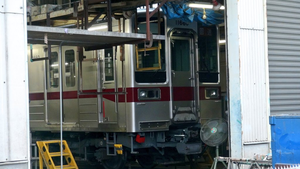 Ryota30687594's tweet photo. 前3両と後ろ3両は建屋内へ
何故か104Fの座席？がありました。
一体何に使用されるのだろうか？
＃11660F　＃104F https://t.co/k7MANjGKh2