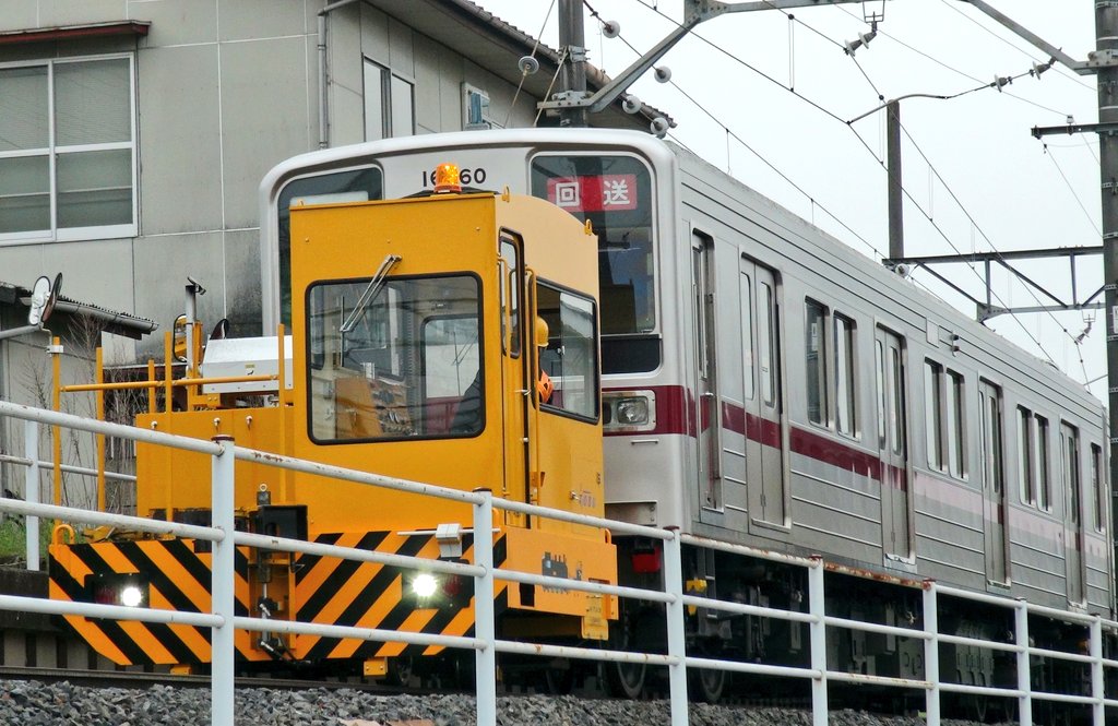 Ryota30687594's tweet photo. 前3両と後ろ3両は建屋内へ
何故か104Fの座席？がありました。
一体何に使用されるのだろうか？
＃11660F　＃104F https://t.co/k7MANjGKh2
