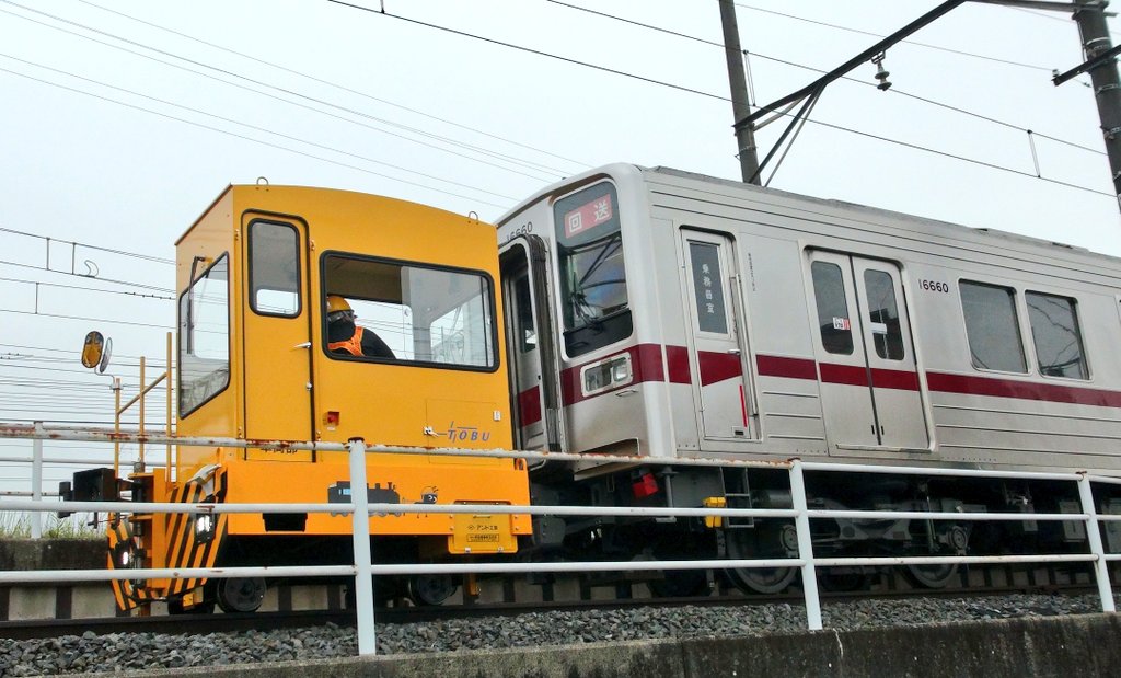 Ryota30687594's tweet photo. 前3両と後ろ3両は建屋内へ
何故か104Fの座席？がありました。
一体何に使用されるのだろうか？
＃11660F　＃104F https://t.co/k7MANjGKh2
