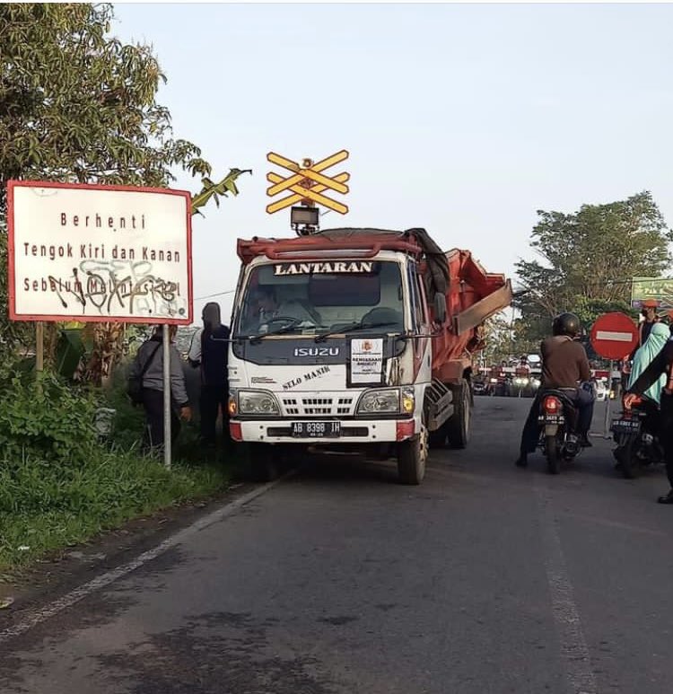 13.19
Tabrak sepur meneh, patukan.
Foto : Bagus Wijayanto 
<a href="/jalutajam/">theJALU</a>