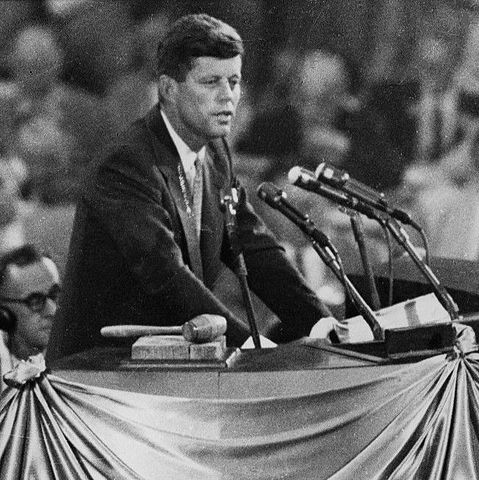 wikikids's tweet photo. Het artikel van deze week is...John F. Kennedy. 

Kennedy was president van de Verenigde Staten tussen 1961 en 1963. Hoewel hij slechts drie jaar president is geweest, gebeurden er veel dingen tijdens zijn presidentschap. Weet jij wat? 

Lees: https://t.co/0JeWqSG1x5 https://t.co/SrpC6NiFjY
