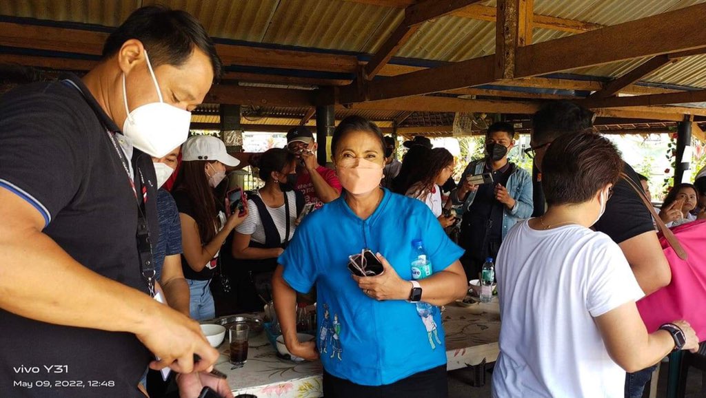 Sinta424's tweet photo. VP Leni eats kinalas at our fave kinalasan in Cam sur after voting. Not my photos. Just got it from the group chat. #LeniRobredoForPresident #LeniKikoAllTheWay #KulayRosasAngBukas #kinalas https://t.co/P7lGMFj8mh