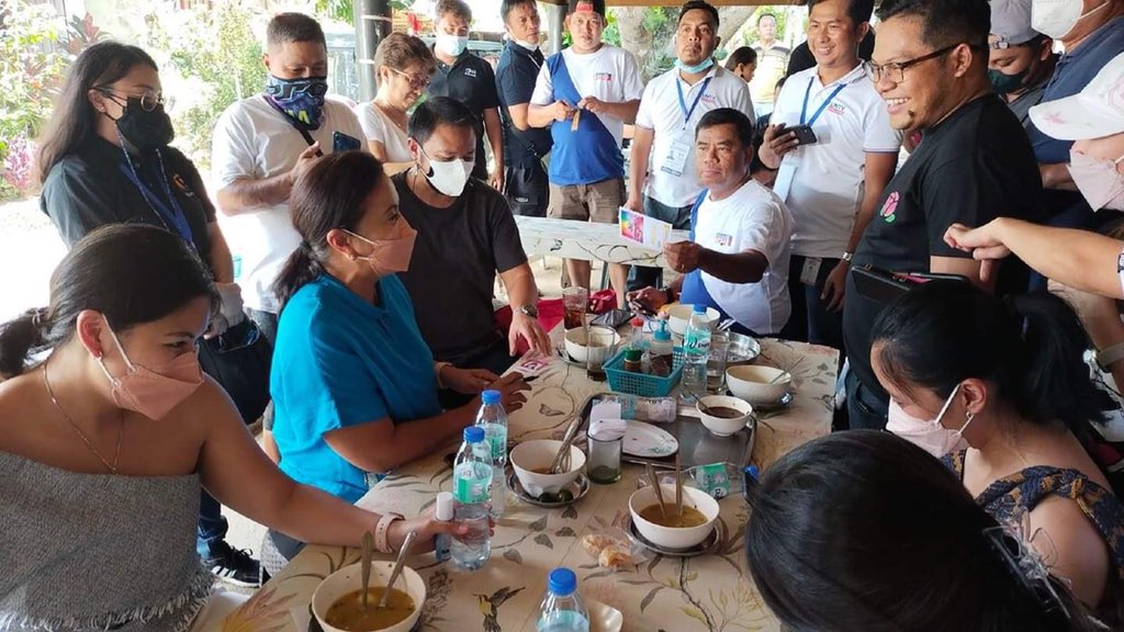 Sinta424's tweet photo. VP Leni eats kinalas at our fave kinalasan in Cam sur after voting. Not my photos. Just got it from the group chat. #LeniRobredoForPresident #LeniKikoAllTheWay #KulayRosasAngBukas #kinalas https://t.co/P7lGMFj8mh