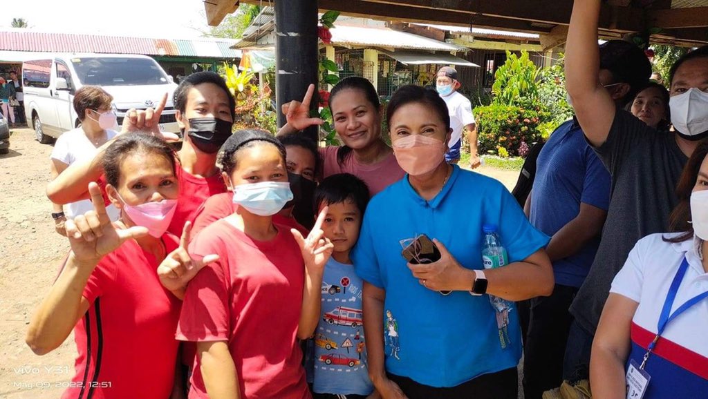 Sinta424's tweet photo. VP Leni eats kinalas at our fave kinalasan in Cam sur after voting. Not my photos. Just got it from the group chat. #LeniRobredoForPresident #LeniKikoAllTheWay #KulayRosasAngBukas #kinalas https://t.co/P7lGMFj8mh