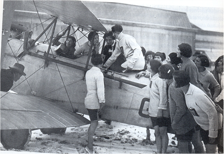 lorraineelizab6's tweet photo. Mary, Lady Heath (17 Nov 1896 #Knockaderry #Limerick-9 May 1939. WW1🚑! Co-founded AAA (records in javelin/high jump)! 1st♀️pilot’s licence in Britain, fly loop the loop, parachute from🛩️! 1st fly Cape Town/London! Looked like📽️star https://t.co/vDdMHrG0nw https://t.co/5CUc8SbKxf https://t.co/cLj0xjjkqW
