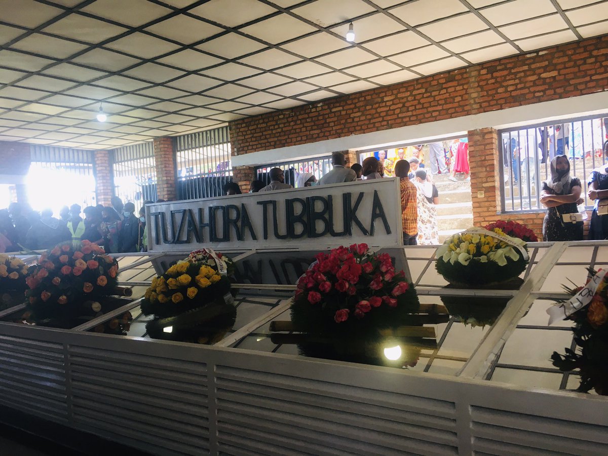 uwamugunga's tweet photo. Kubibagirwa ni ukwiyibagirwa,mukomeze muture aheza babyeyi,bavandimwe,ncuti mwese muruhukiye mu rwibutso rwa #kinunu💔nubwo abaguye mu mazi tutababonye🥲Gusa tuziko Jambo yabatuje aheza💔izi ndabo n’ikimenyetso cyuko tubakunda❤️❤️@RutsiroDistrict @JustinNsengima2 @Ibuka_Rwanda https://t.co/inQwAnSvC7