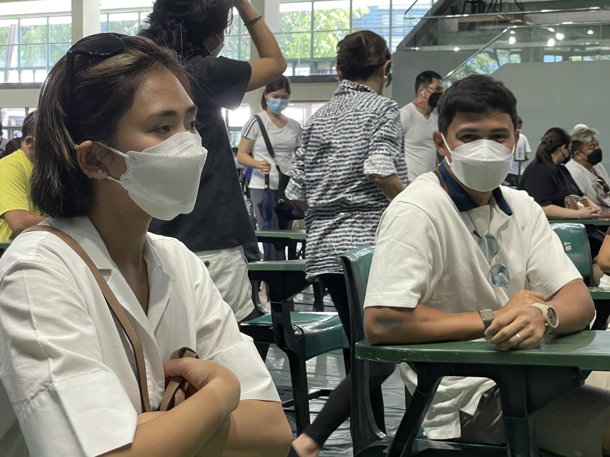 DYANCASTILLEJO's tweet photo. @mateoguidicelli and wife Sarah G waiting to vote in Alabang #Halalan2022 https://t.co/nZsRJQCgDR