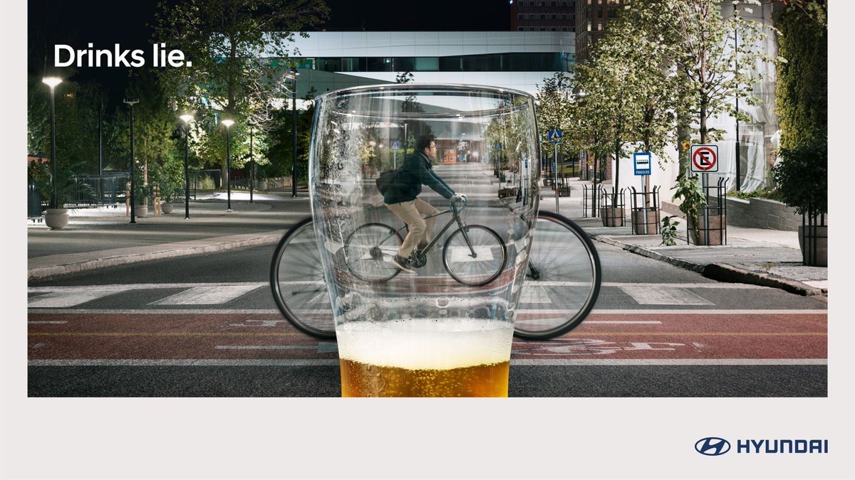 ggoodonline's tweet photo. Attraente e impattante avviso stampa.

La comunicazione sfrutta l'effetto ottico che si verifica guardando attraverso un bicchiere.

Messaggio semplice e diretto: Le bevande mentono.

Credit: ARENA MEDIA per HYUNDAI

#brilliantadv #smartadv #advertising #creative #creativity https://t.co/TPVxypX4AB