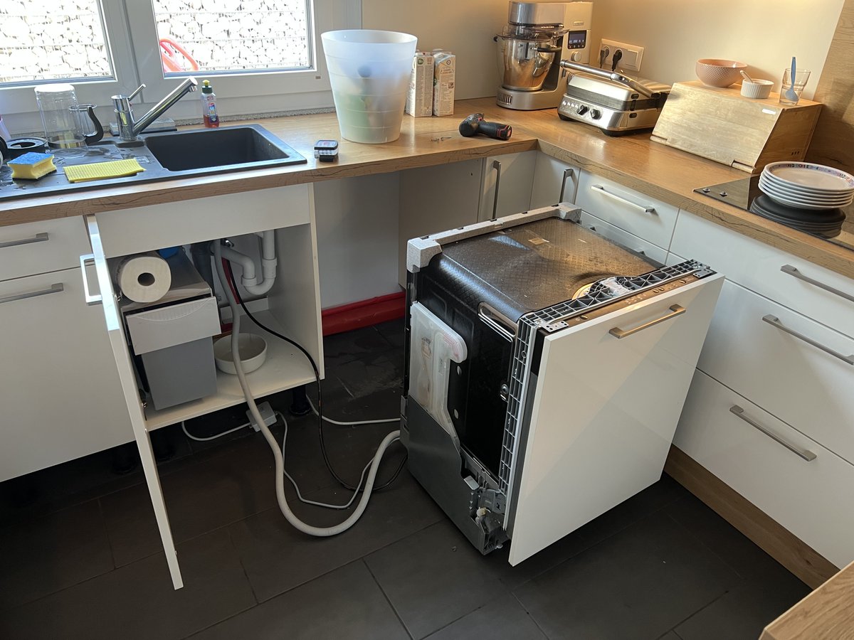 ixeo's tweet photo. Übeltäter des fliegenden FI-Schutzschalters gefunden. 
Freue mich schon auf die Spühlhände die nächsten Tage. https://t.co/JDUPYurUKZ