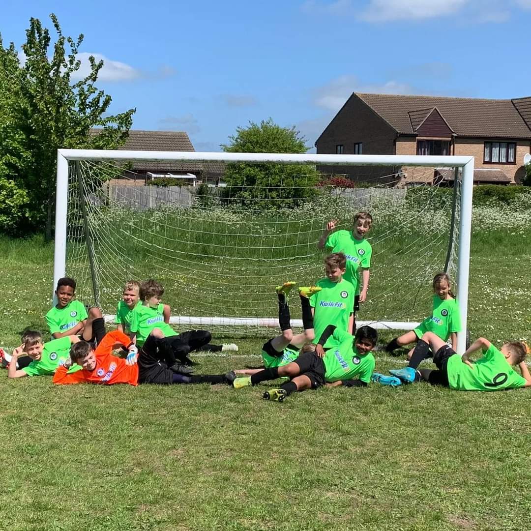 Our amazing Under 9s Reds following their final game of the season in the sunshine against our friends at FC Clacton. Another fantastic campaign from all the players 💙🖤⚽🔥🔥🤩🏁