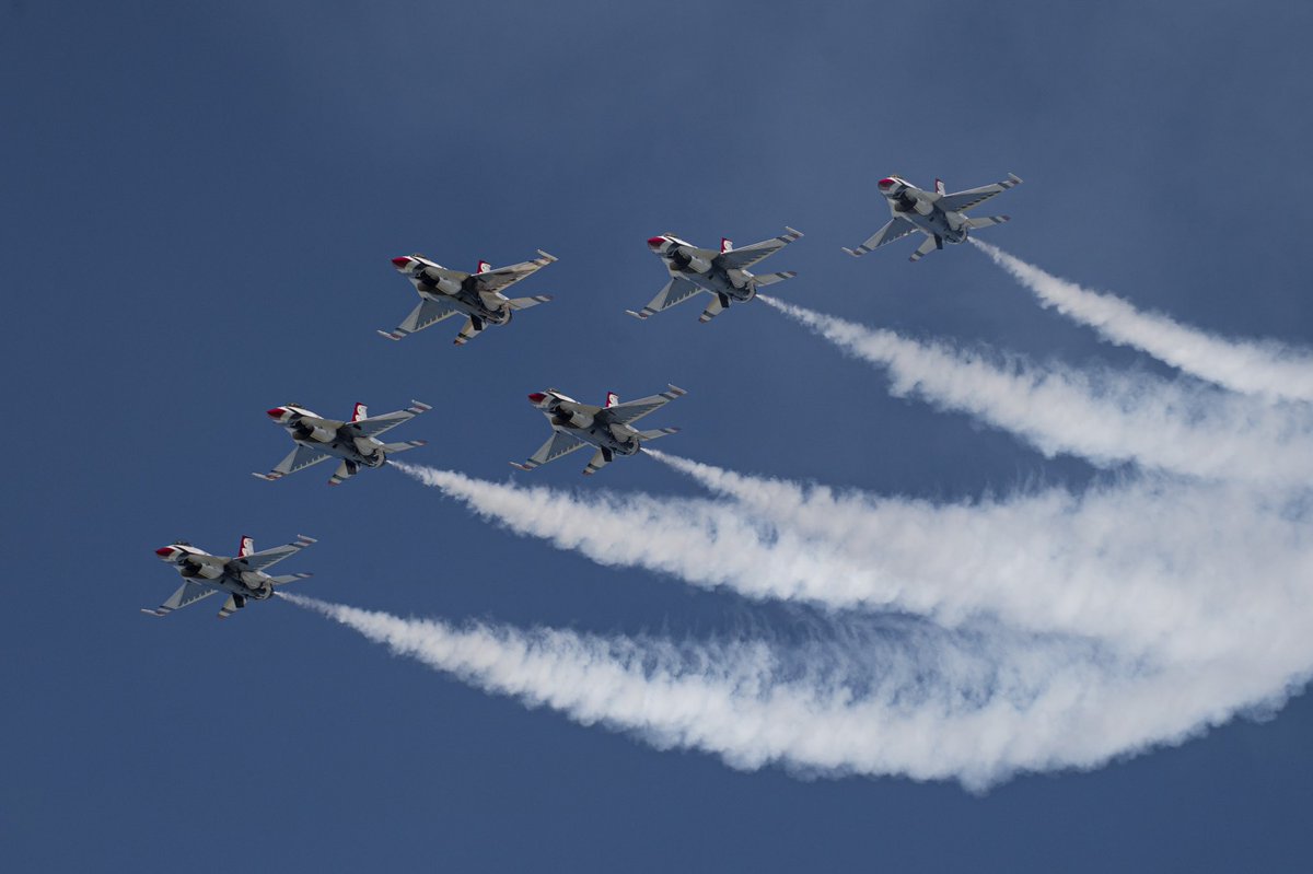 AFThunderbirds's tweet photo. Heads up Las Vegas!

We're coming home and making some noise!

We'll be flying northbound along the I-15 around 1 pm pst as we return from the #legendsofliberty airshow at @hollomanafb!

Time is subject to change, follow for updates! https://t.co/GjpqDYlJMe
