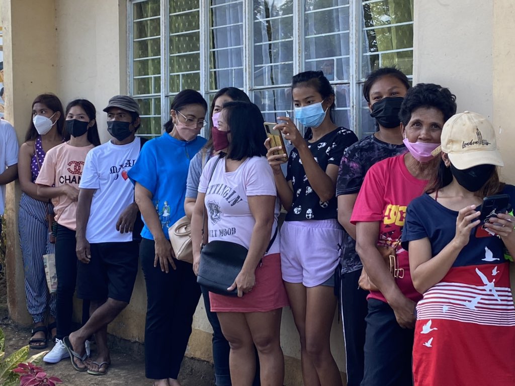 wenacos's tweet photo. LOOK: VP Leni Robredo in line with other voters at Carangcang Elementary School cluster precinct 28. Her arrival  several minutes ago was greeted by cheers and chants of her name but was quickly subdued as elex officers kept the crowd orderly. @ABSCBNNews https://t.co/2h35tImqcb
