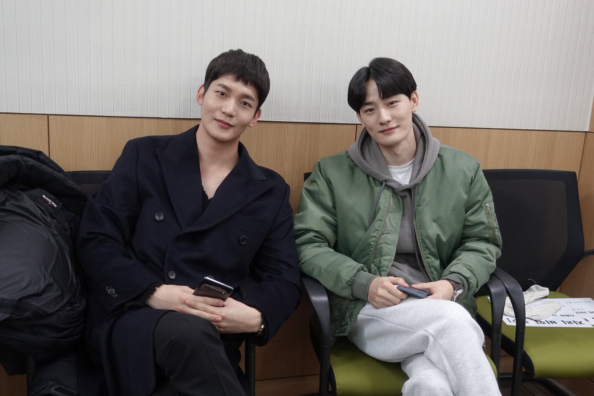 Aplay_as's tweet photo. [단독] 연석 작가님과 찐혁이의 다정한 모습 포착?!

이 둘....왜 잘 어울리는거야....? 이 사실 우리 모두 하연이에겐 비밀로 하기🤫🤫

#첫사랑만세번째 #첫세 #first_love_again
#연석 #김진혁 #진건 #김정석 #에이플레이 #아센디오 https://t.co/f9viiLQCph