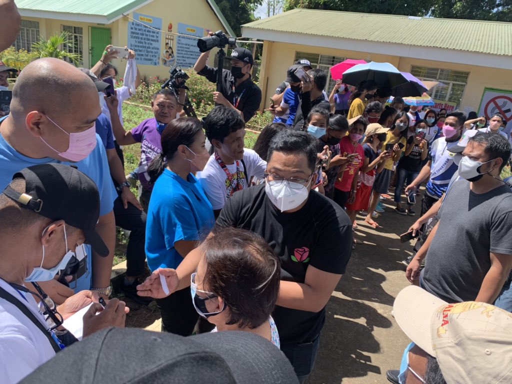 VP Leni Robredo, dumating na at pumila sa ilalim ng matinding sikat ng araw tulad ng ordinaryong botante para makaboto sa Carangcang Elem. School sa Magarao, Camarines Sur | <a href="/dzrhnews/">DZRH NEWS</a>