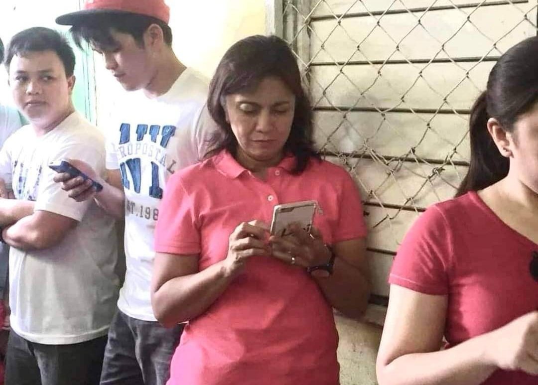 JamieLiSoo's tweet photo. Just like in 2016, VP @lenirobredo fell and waited in line to vote. That's my President!!! 🌸 #Halalan2022 #LeniRobredoForPresident https://t.co/SlQ9IKDQfX