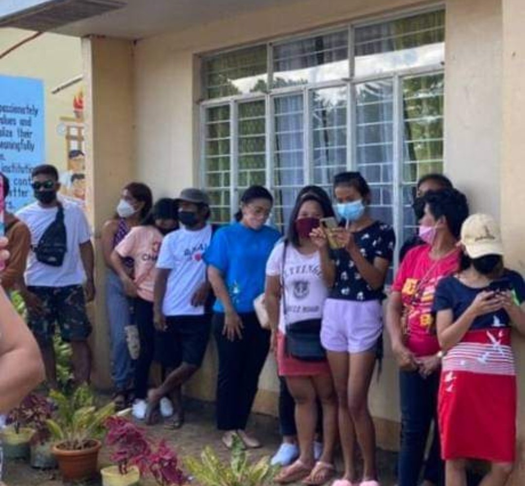 JamieLiSoo's tweet photo. Just like in 2016, VP @lenirobredo fell and waited in line to vote. That's my President!!! 🌸 #Halalan2022 #LeniRobredoForPresident https://t.co/SlQ9IKDQfX