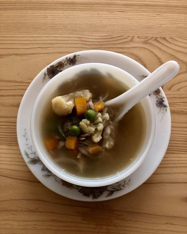 kavitadevgan's tweet photo. #livefit Make some evenings every week about just a wholesome chicken-loaded-with-veggies soup... It’s a calorie controlled, fibre-full, high protein and nutrients option.
Plus it’s a bonafide comfort food, a snug hug in a bowl 🤗
#PrettyPlates https://t.co/B9Gb5ERx5O