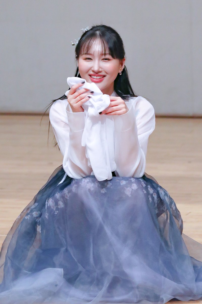 imwithYOOh's tweet photo. 220508 마지막 대면 팬사인

#드림캐쳐 #시연
#Dreamcatcher #SIYEON 
@hf_dreamcatcher https://t.co/RqbTDBTmOg