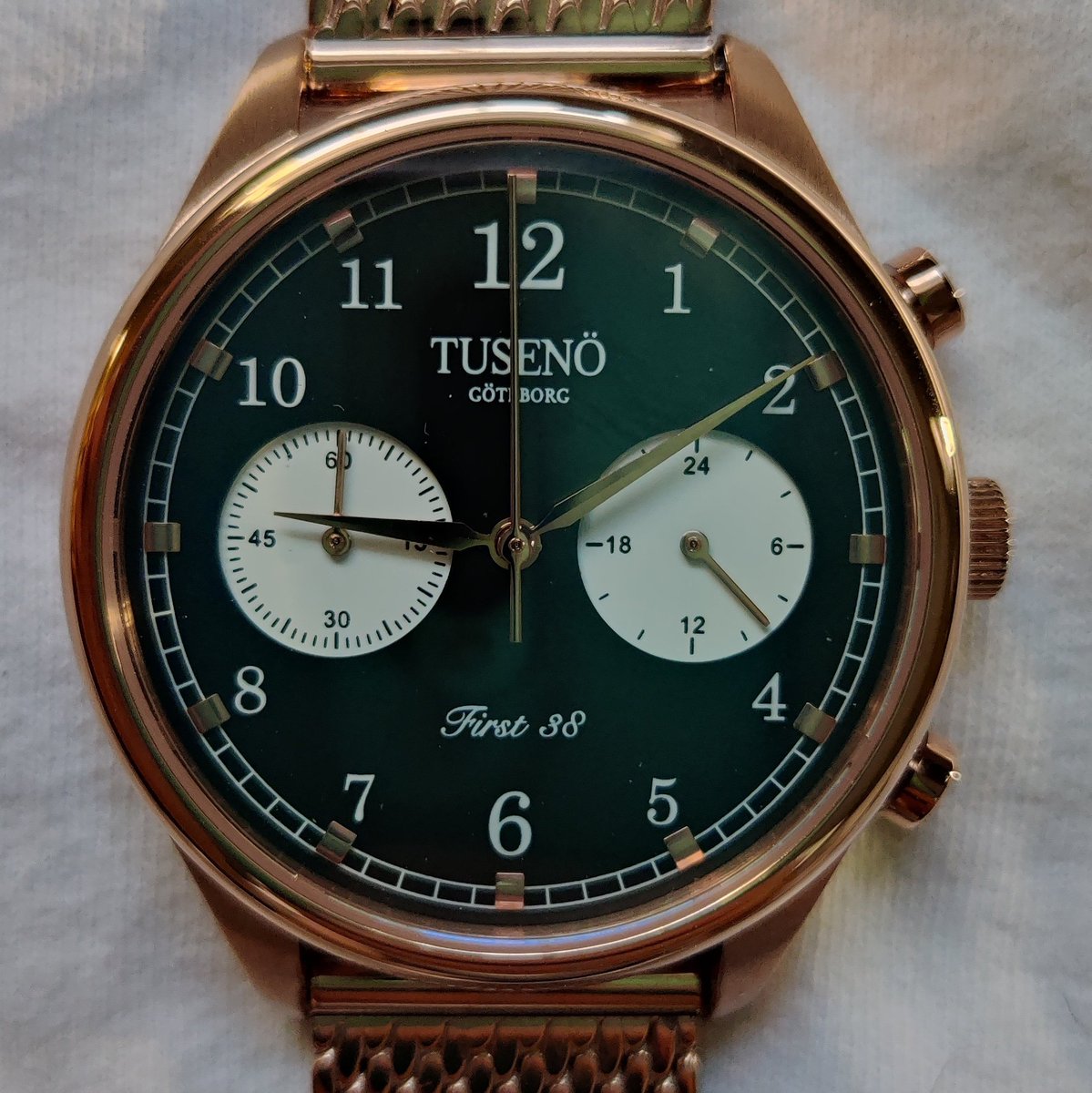 Tusenö First 38. Great choice and ultra rare. 

See my review on my YouTube channel:
youtu.be/l47PXSGsAm4

#tusenowatches #swedishwatch #microbrandwatch #wristwatch #watches #watchesofinstagram #watchphotography #watchreview #wristwatchreview #goldwatch