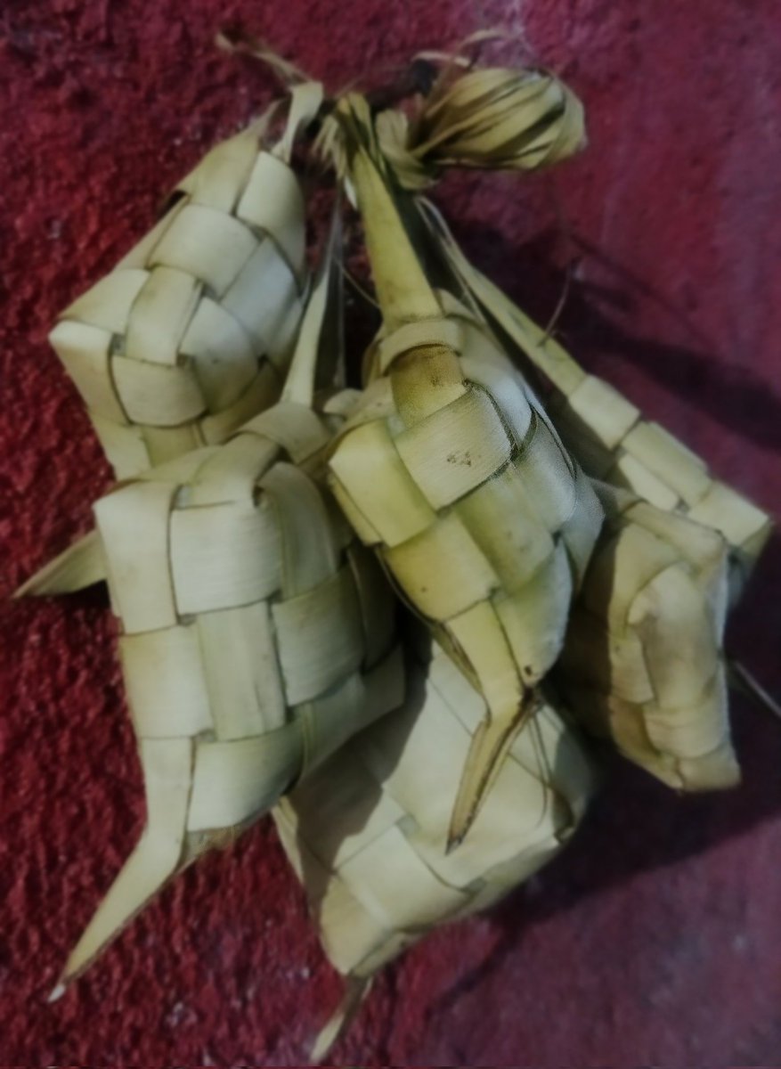 lombokauthentic's tweet photo. Lebaran Ketupat , perayaan seminggu Setelah Perayaan hari raya idu fitri dan puasa Sunat, hidangan atau jamuan ini selalu ada disetiap Rumah. https://t.co/yLQ2UrdQGT