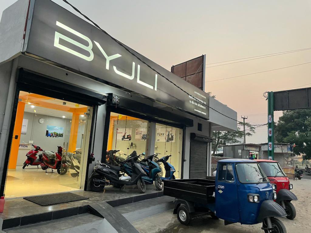 amreshkhar's tweet photo. BYJLI - Brand Agnostic electric select store is here. Moving the next steps with 2WL and 3WL from OSM for our customers in Uttarakhand. Franchise Sales and service BYJLI https://t.co/22rrLHkp48