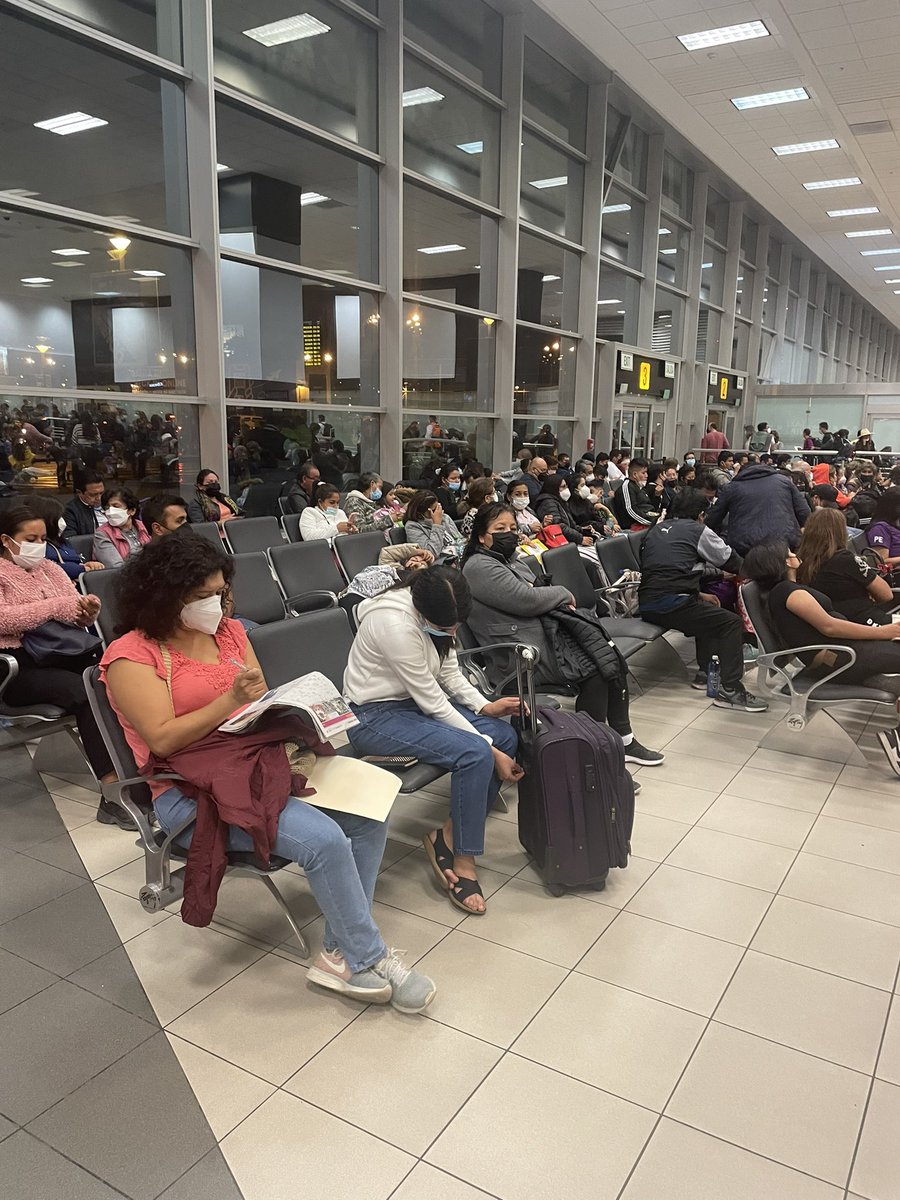 CayetanaAljovin's tweet photo. Bienvenidos a Cuba. Cientos de peruan@s esperando en el aeropuerto más de 15 horas por un pasaporte sin desayunar, almorzar ni comer. Contar con un pasaporte es un derecho humano y no un privilegio. Basta ya. https://t.co/kWnLpjI2eM