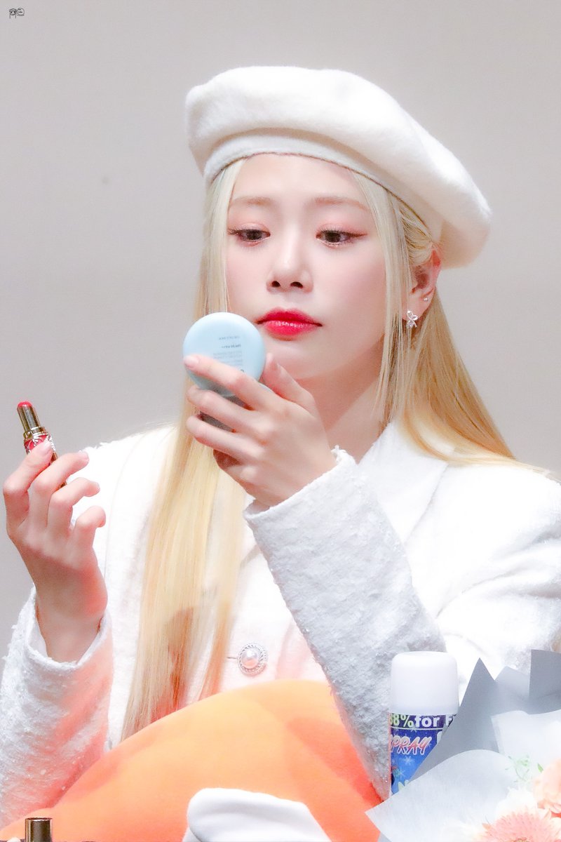imwithYOOh's tweet photo. 220508 마지막 대면 팬사인

#드림캐쳐 #지유
#Dreamcatcher #JIU 
@hf_dreamcatcher https://t.co/JeWGQgqC0f