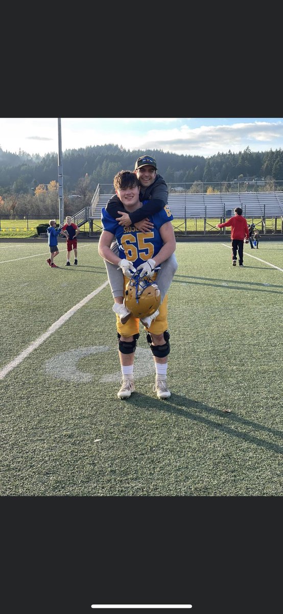 CoachSJ1's tweet photo. Congrats to these two @HenryRankin14 @averyhart35 on commuting to @SOU_Football! Florence to Ashland! @CoachFendall @A_G_Haubner @MidMajorMedia @OregonPredict https://t.co/V3DXER1ubh