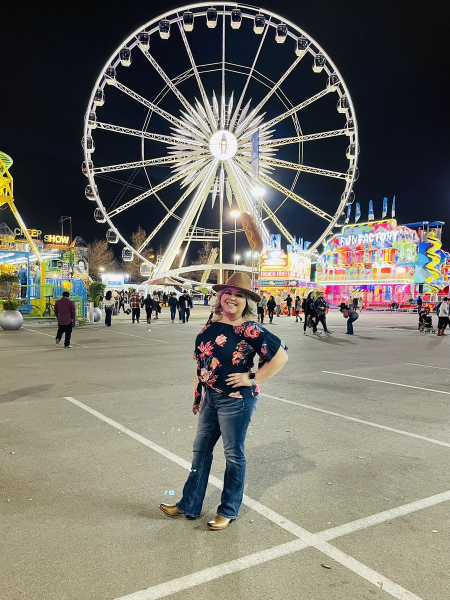Almisdeff's tweet photo. Houston Rodeo 2022 #hlsr #houstontx #htx https://t.co/ui1qX5KrQk