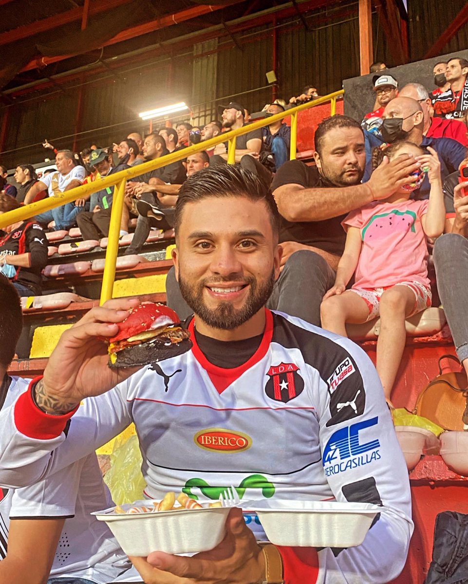 Al venir al estadio Alejandro Morera Soto podes disfrutar de un gran espectáculo deportivo, pero ahora también podes disfrutar de la experiencia de la Hamburguesa Manuda ❤️🖤 

La Cuchara de Gerald presente con este y demás platillos 🔥🥳

#LaCucharaDeGerald 🙏🏽