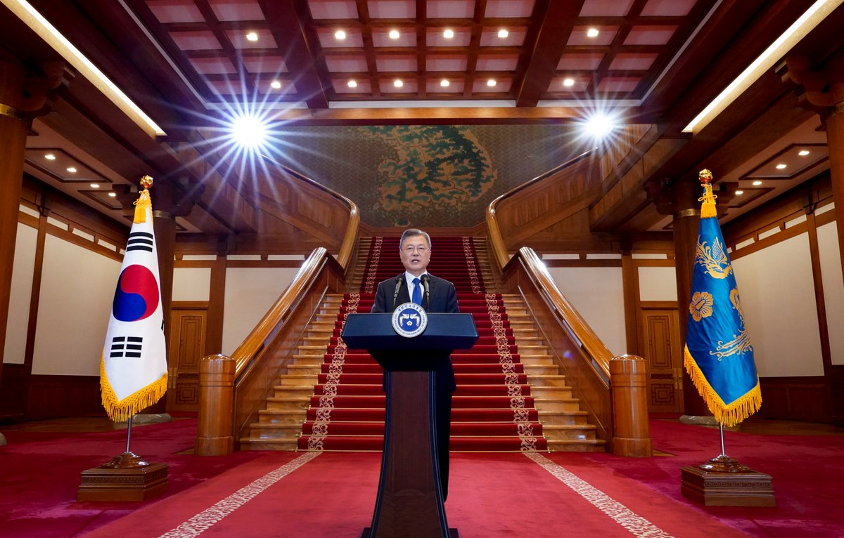 존경하는 국민 여러분, 

대통령으로서 무거운 짐을 내려놓습니다.
그동안 과분한 사랑과 지지로 성원해
주신 국민 여러분께 무한한
감사의 말씀을 드립니다.
저는 이제 평범한 시민의 삶으로 돌아가
국민 모두의 행복을 기원하며 성공하는
대한민국의 역사를 응원하겠습니다.
youtu.be/xCRQW9gqz4g