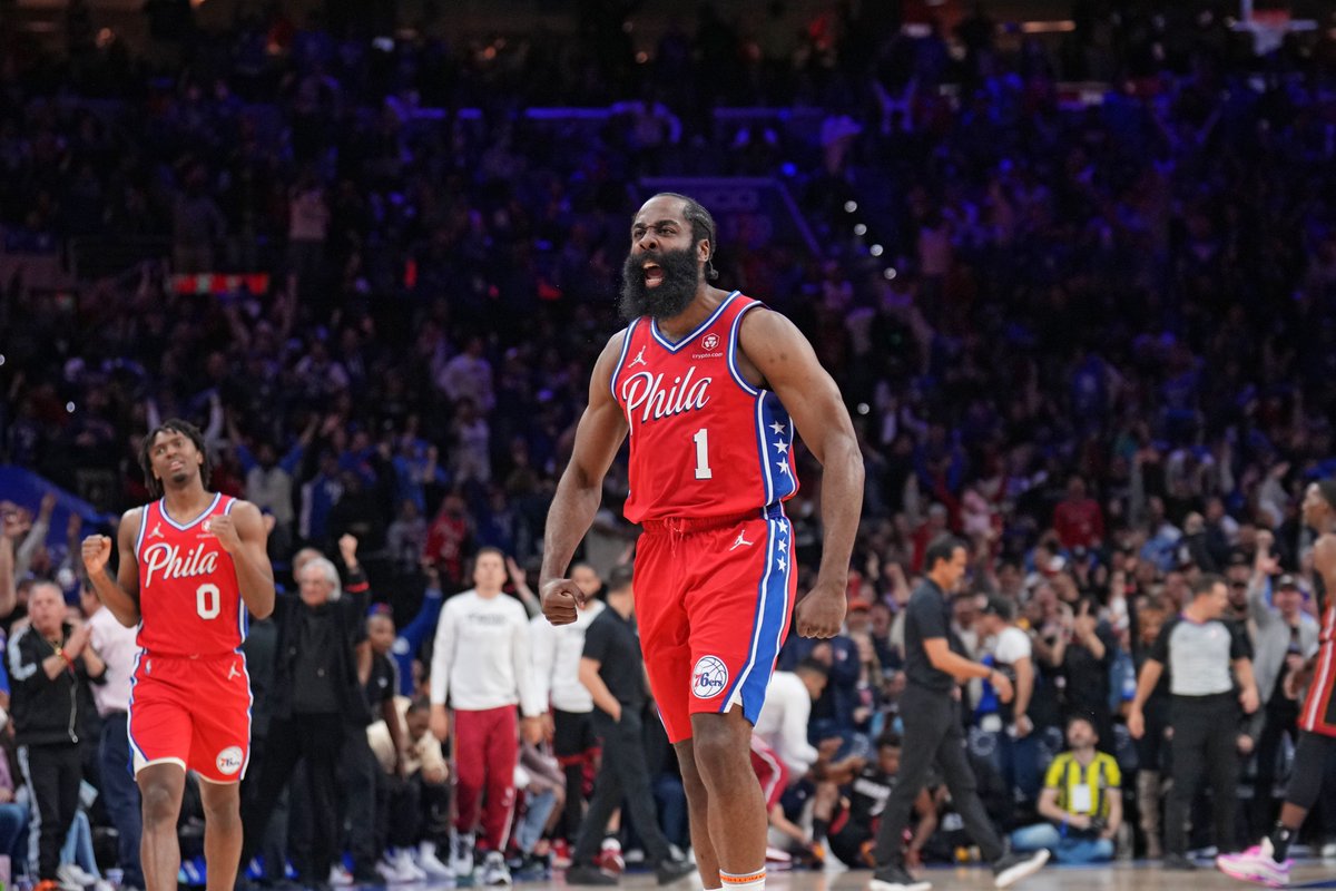 BleacherReport's tweet photo. James Harden dominated in the 4Q to tie up the series 2-2 🔥 

31 PTS
7 REB
9 AST
6/10 3PT https://t.co/ZpkZ8TJoQG