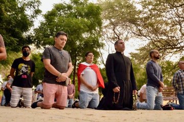 RT @Sachinettiyil: Catholic men's Rosary rally in Peru. Image Credits: @PJuanPablo21 https://t.co/rlsoevODqB