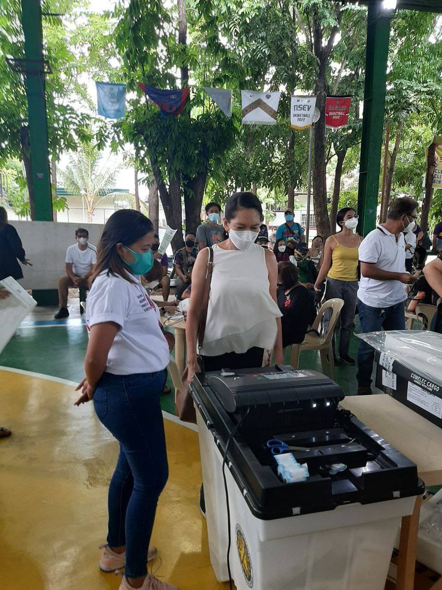 ABSCBNNews's tweet photo. LOOK: Sen. @risahontiveros casts her vote at North Susana, Quezon City. | via @robertmanodzmm #Halalan2022

(📸: Office of Sen. Hontiveros) https://t.co/tU5e57FLlN