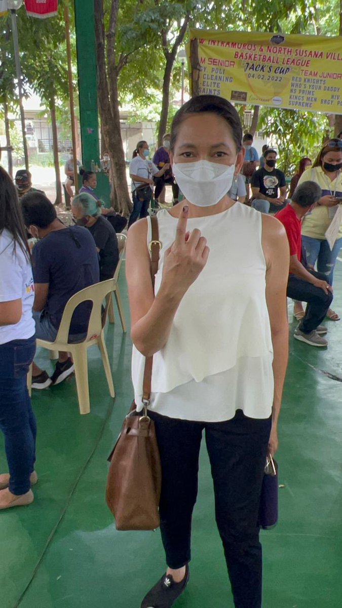 ABSCBNNews's tweet photo. LOOK: Sen. @risahontiveros casts her vote at North Susana, Quezon City. | via @robertmanodzmm #Halalan2022

(📸: Office of Sen. Hontiveros) https://t.co/tU5e57FLlN