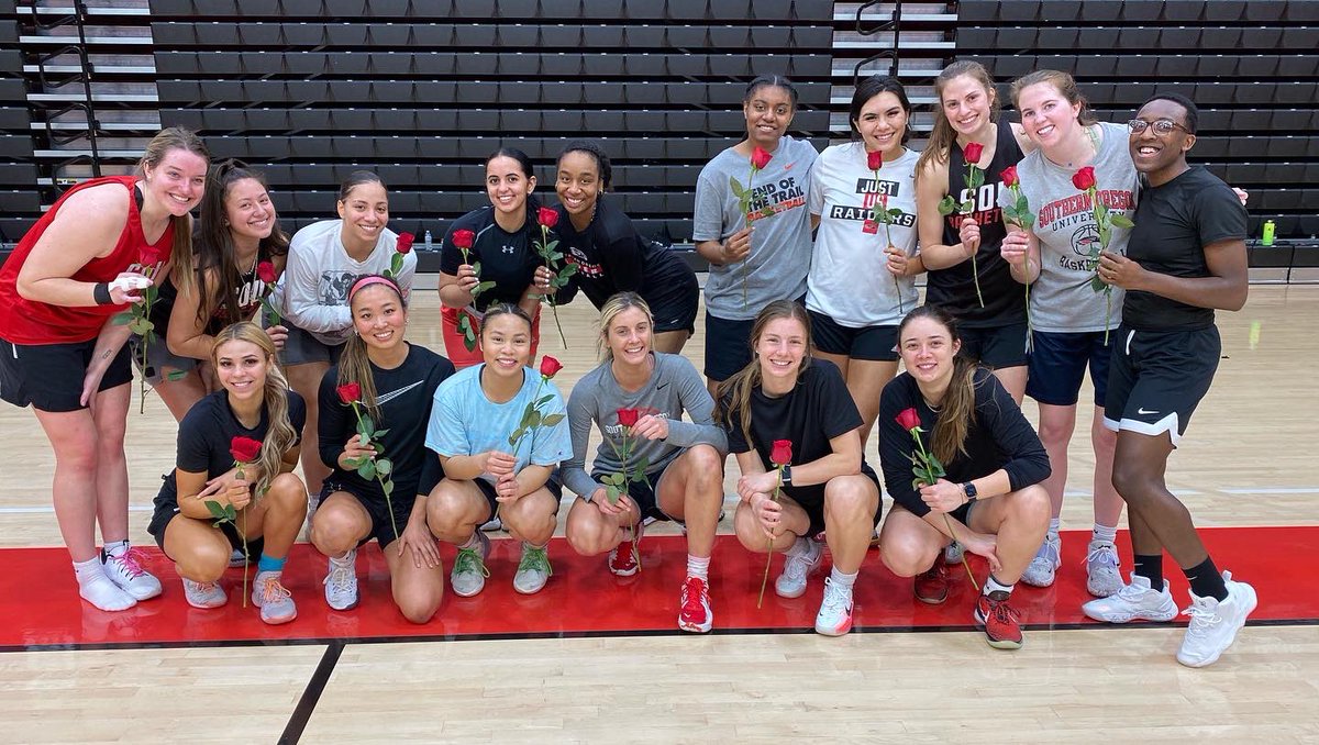 CoachKlop2's tweet photo. Lucky to be Karstyn Lou’s mom and lucky to have these beautiful women in my life! #HappyMothersDay 💐 https://t.co/vIpfA0OVsn