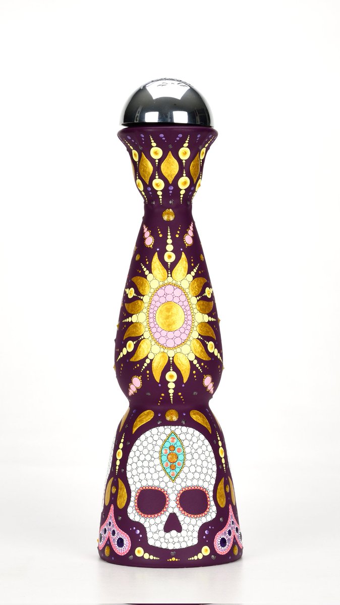 DannyHdzOrtega's tweet photo. Botella de cerámica de la prestigiosa marca de tequila Clase Azul.
- 
Intervención a mano con pintura acrílica. 
Técnica de gotillismo. 
#art #arte #artwork #gotillismo #méxico #artemexicano #dropsart #mandala #worldofartist #DanielHernandez #ClaseAzul #ClaseAzulTequila https://t.co/ANjzUXH8vj