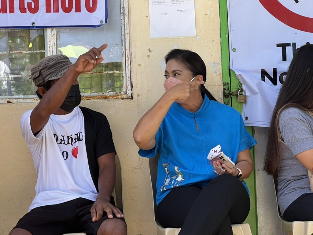 Read the news about a certain wannabe senator trying to cut in line to vote and then I saw this 🥹