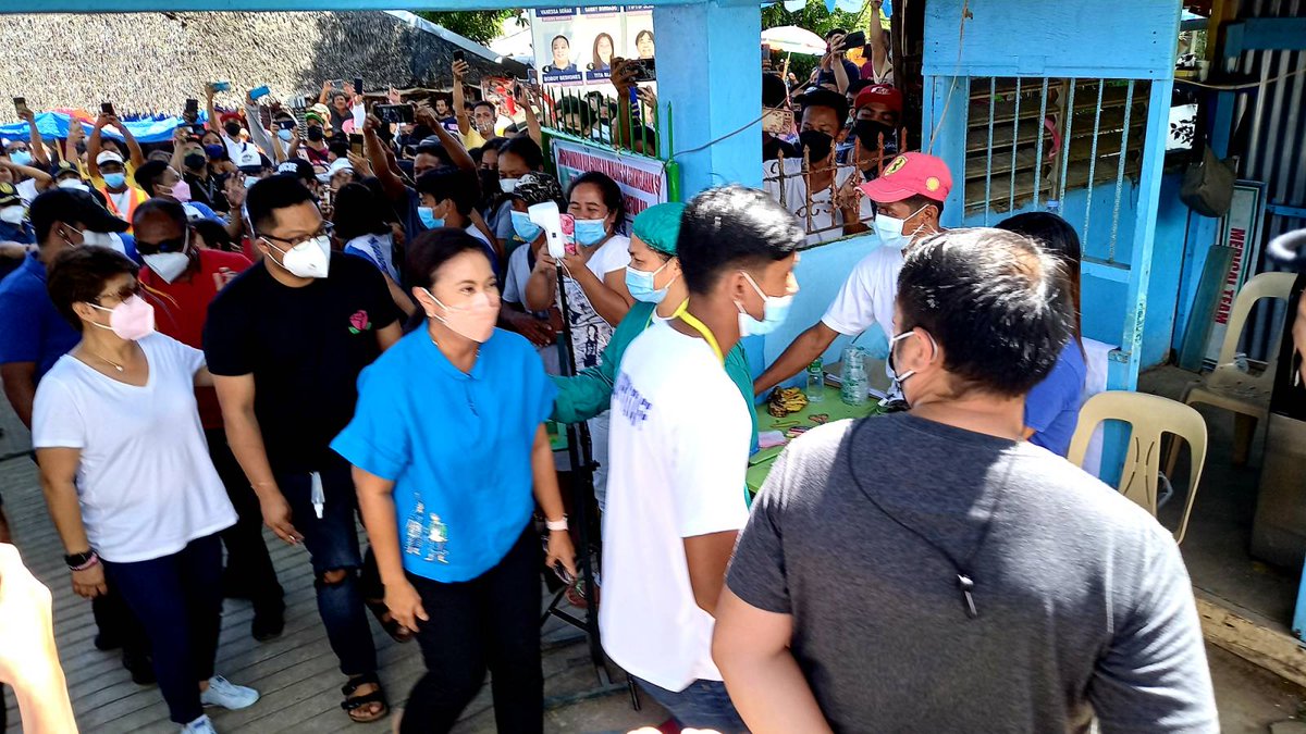 inquirerdotnet's tweet photo. LOOK: Vice President Leni Robredo lines up and patiently waits for her turn to vote at the Carangcang Elementary School in Magarao town in Camarines Sur at 10:40 a.m. on Monday,  nearly an hour since she arrived at her voting precinct at 9:55 a.m. | 📷MICHAEL JAUCIAN/PDI https://t.co/76LRFYOSdj
