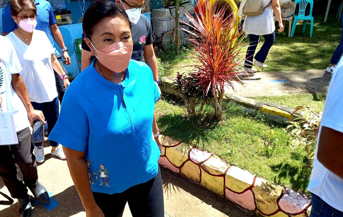 inquirerdotnet's tweet photo. LOOK: Vice President Leni Robredo lines up and patiently waits for her turn to vote at the Carangcang Elementary School in Magarao town in Camarines Sur at 10:40 a.m. on Monday,  nearly an hour since she arrived at her voting precinct at 9:55 a.m. | 📷MICHAEL JAUCIAN/PDI https://t.co/76LRFYOSdj
